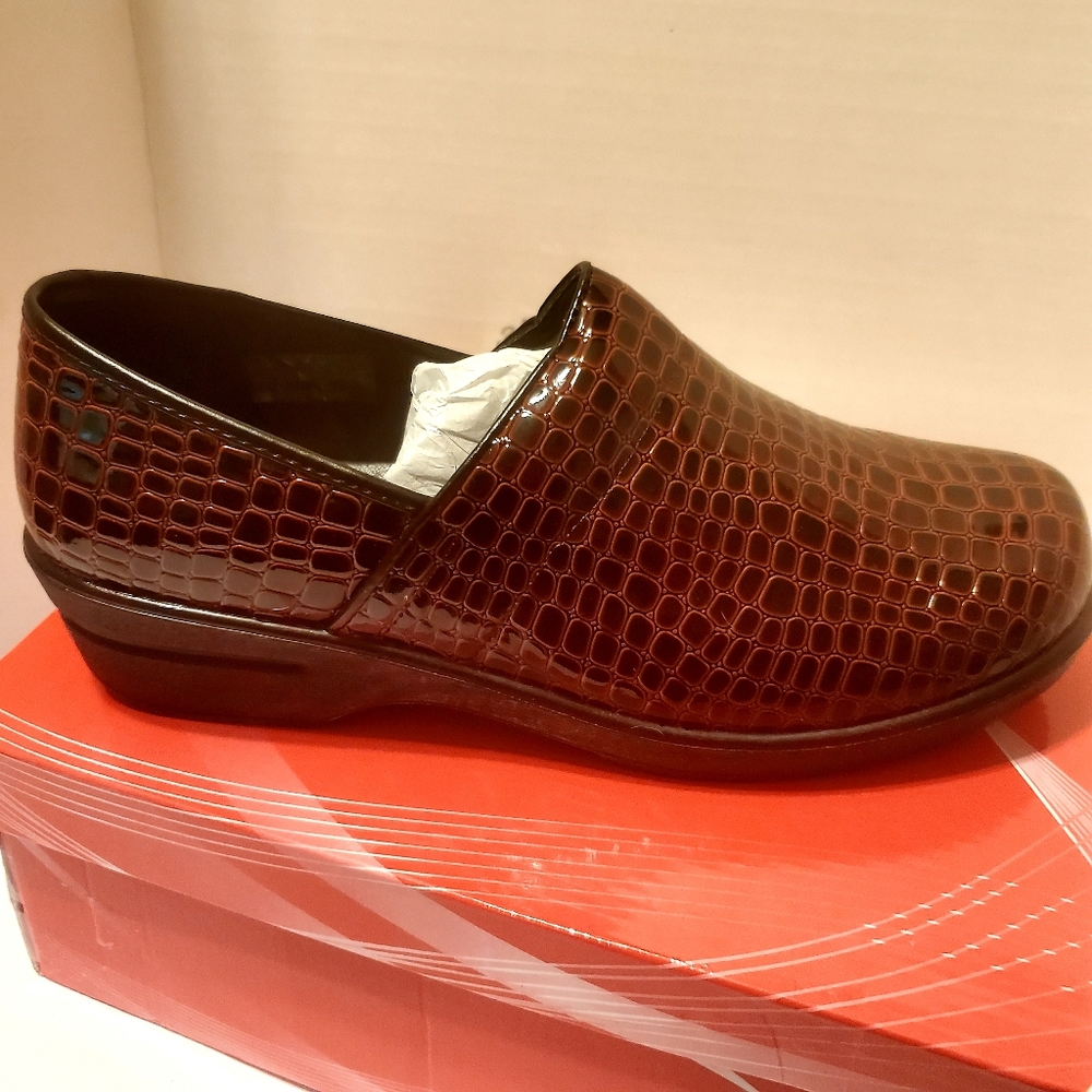 New in Box Rasolli Debby Croco Textured Clogs 11